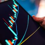 Gold and silver standstill: should investors hold or buy ahead of US data?