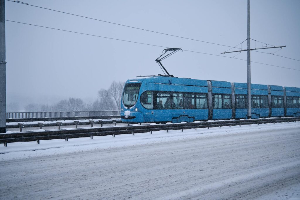Cold Wave Grips Delhi: AQI Worsens as Temperatures Plunge Across North India