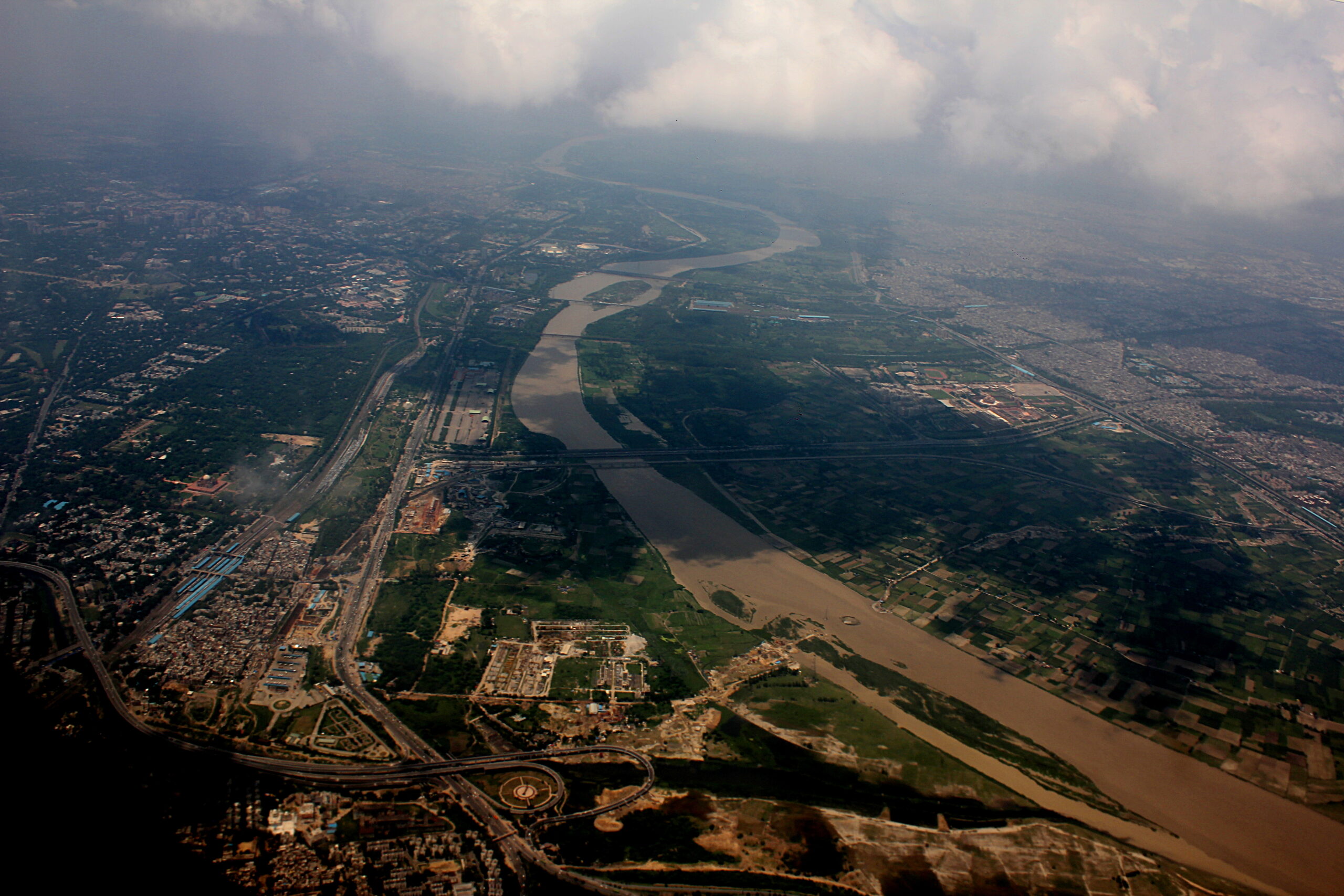 Barapullah Phase III Traffic Chaos: Sharp Merges and Lane Bottlenecks Under Scrutiny in Delhi Aerial view of Delhi showing the Barapullah flyover and surrounding road network