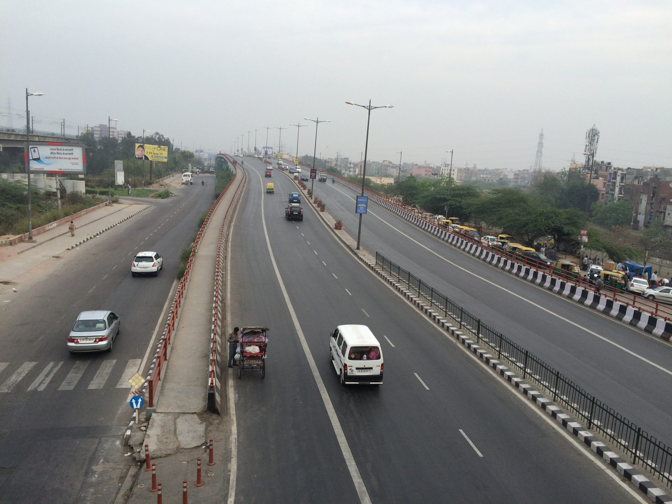 Barapullah Phase III Traffic Chaos: Sharp Merges and Lane Bottlenecks Under Scrutiny in Delhi Flyover and elevated road infrastructure near Akshardham in Delhi